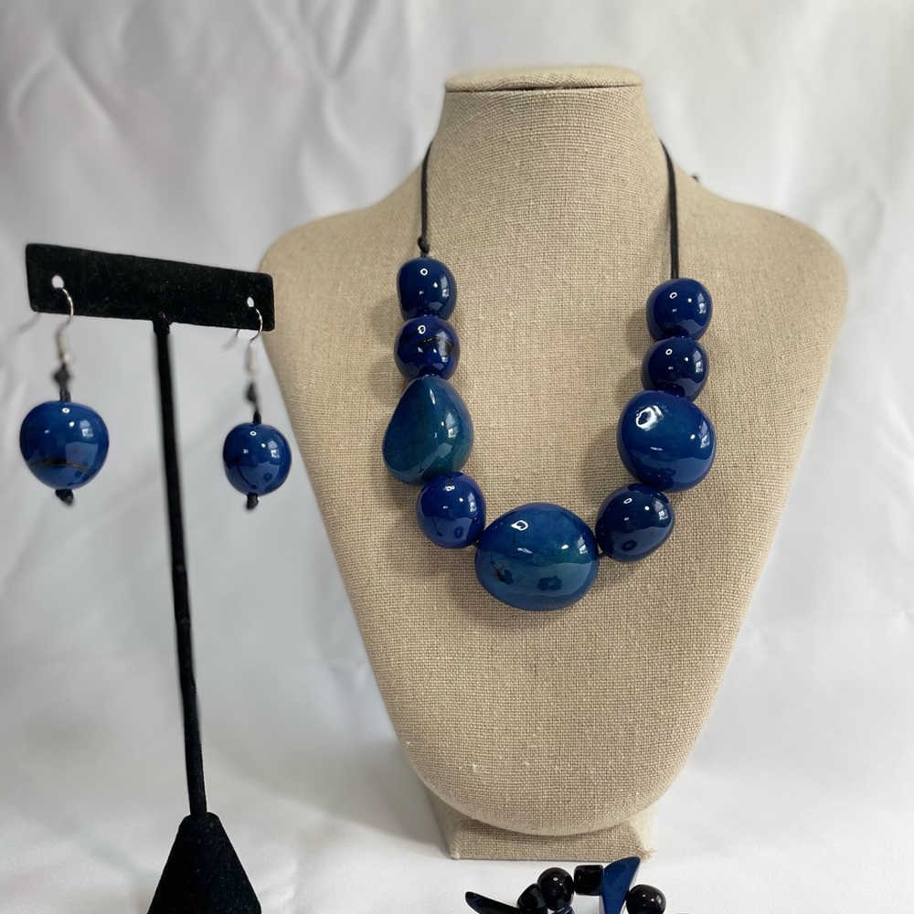 Beautiful Necklace and Earrings made by hand in Tagua. Long adjustable.